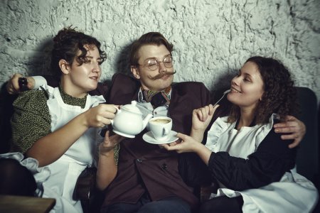 ŁYSA ŚPIEWACZKA, CZYLI JAK TO ROBIĄ ANGLICY