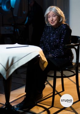 Stara kobieta wysiaduje